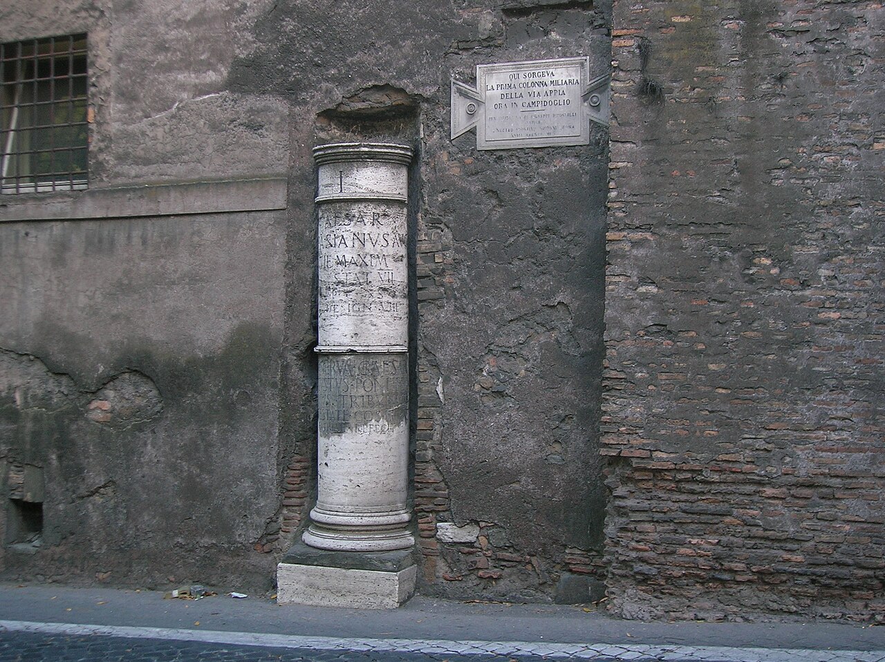 Prima pietra miliare dell'Appia antica (riproduzione, l'originale è al Campidoglio File:Campidoglio, Roma - Miliario I.jpg) 

CIL X 6812: I / Imp(erator) Caesar / Vespasianus Aug(ustus) / pontif(ex) maxim(us) / trib(unicia) potestat(e) VII / imp(erator) XVII p(ater) p(atriae) censor / co(n)s(ul) VII design(atus) VIII
CIL X 6813:Imp (rador) Nerva César / Augusto Pontifex / tribunicia Maximus / co potestate (n) s (ul) Pat III (o) / refecit patriae