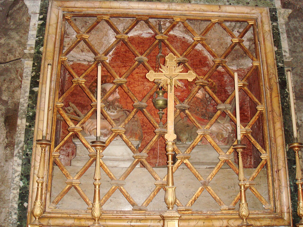 Busti dei santi Pietro e Paolo. Dettaglio dell'altare nel Carcere Mamertino (antico carcere di Roma). Secondo una leggenda (peraltro priva di qualsiasi riscontro storico), vi sarebbero stati imprigionati San Paolo e San Pietro. Si noti che a quanto consta dalle sue epistole, Paolo a Roma durante il processo fu tenuto agli "arresti domiciliari" sotto sorveglianza, e non in un carcere sotterraneo incatenato ad una colonna. La legenda aggiunge che i due santi avrebbero fatto miracolosamente scaturire acqua per battezzare i carcerieri da loro convertiti.